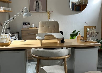 Elegant nail salon setup at Kleim.cl, Talagante, Región Metropolitana, CL, featuring modern decor and lighting.