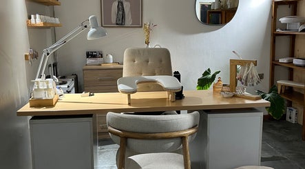 Elegant nail salon setup at Kleim.cl, Talagante, Región Metropolitana, CL, featuring modern decor and lighting.