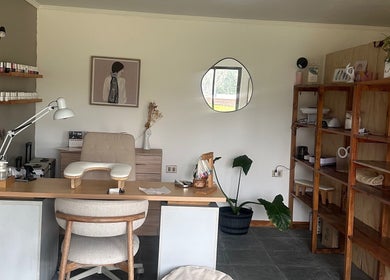 Modern and cozy beauty space at Kleim.cl, Talagante, Región Metropolitana, CL with wooden shelves and plants.