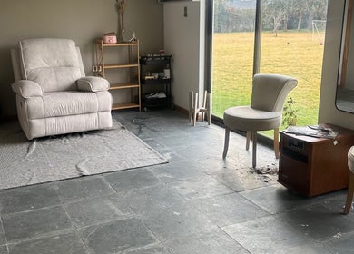 Cozy lounge area at Kleim.cl, Talagante, Región Metropolitana, CL, featuring plush seating and serene views.