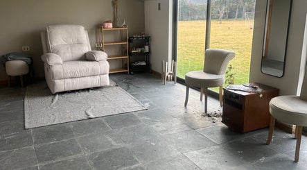 Cozy lounge area at Kleim.cl, Talagante, Región Metropolitana, CL, featuring plush seating and serene views.