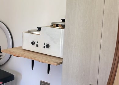 Wax warmer and ring light in Kleim.cl, Talagante, Región Metropolitana, CL, for a soothing treatment ambiance.