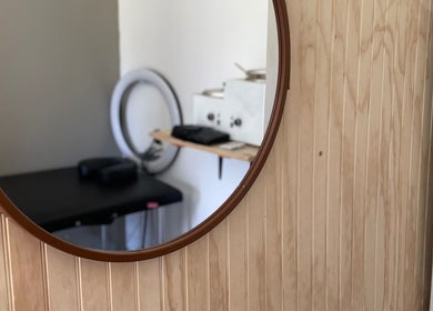 Round mirror in a modern room at Kleim.cl, Talagante, Región Metropolitana, CL, showcasing sleek design.