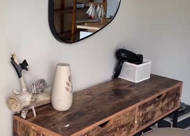 Elegant beauty station at Kleim.cl, Talagante, Región Metropolitana, CL with rustic decor and a mirror.