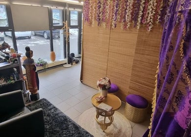 Gemütlicher Empfang bei Ruennakhon Thai Massage in Wetzikon, Zürich, CH mit thailändischen Akzenten.