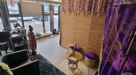 Gemütlicher Empfang bei Ruennakhon Thai Massage in Wetzikon, Zürich, CH mit thailändischen Akzenten.