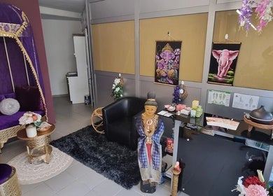 Elegantes Innendesign bei Ruennakhon Thai Massage, Wetzikon, Zürich, CH mit traditionell thailändischer Dekoration.