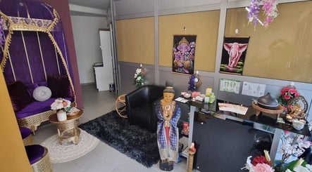 Elegantes Innendesign bei Ruennakhon Thai Massage, Wetzikon, Zürich, CH mit traditionell thailändischer Dekoration.