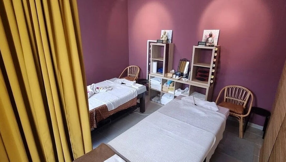 Einladender Massageraum bei Ruennakhon Thai Massage, Wetzikon, Zürich, CH mit gemütlichen Liegen.