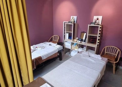 Einladender Massageraum bei Ruennakhon Thai Massage, Wetzikon, Zürich, CH mit gemütlichen Liegen.
