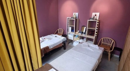 Einladender Massageraum bei Ruennakhon Thai Massage, Wetzikon, Zürich, CH mit gemütlichen Liegen.