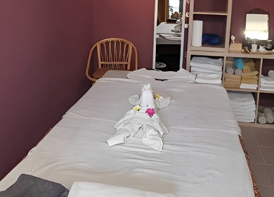 Ruennakhon Thai Massage Raum in Wetzikon, Zürich, CH mit Massagebett und ruhiger Atmosphäre.