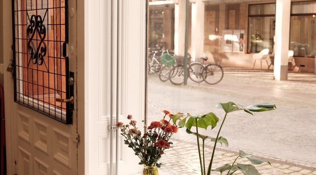 Inviting entrance at whyte with flowers in Malmö, Skåne Län, SE.