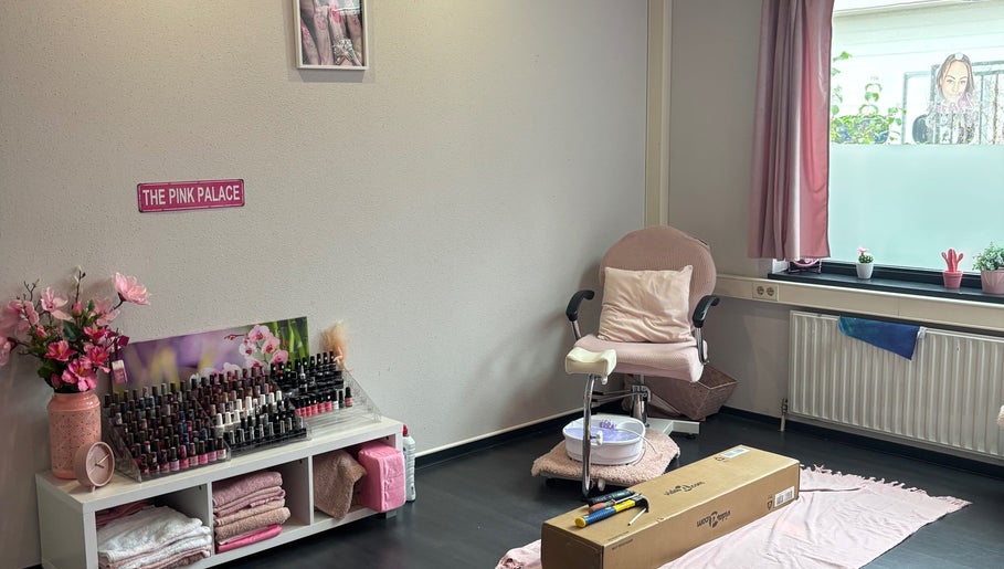 Interieur van Boss Nails & Beauty in Westervoort, Gelderland, NL met roze decoratie en manicurestation.