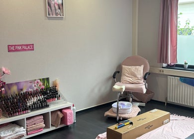 Interieur van Boss Nails & Beauty in Westervoort, Gelderland, NL met roze decoratie en manicurestation.