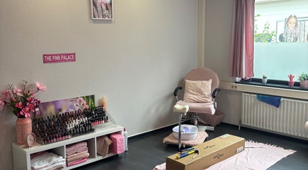 Interieur van Boss Nails & Beauty in Westervoort, Gelderland, NL met roze decoratie en manicurestation.