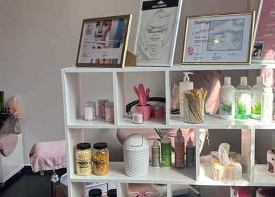 Productdisplay bij Boss Nails & Beauty in Westervoort, Gelderland, NL met certificaten en verzorgingsproducten.