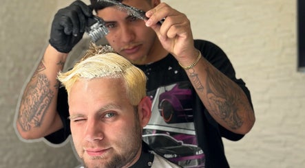 Stylist highlights hair at Air Studio, Mendoza, Mendoza, AR, showcasing modern salon services.