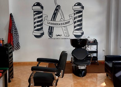 Interior de La Barberia D'albert en Corbera de Alzira, Comunidad Valenciana, ES, mostrando sillas y decoración clásica.