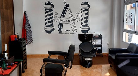 Interior de La Barberia D'albert en Corbera de Alzira, Comunidad Valenciana, ES, mostrando sillas y decoración clásica.