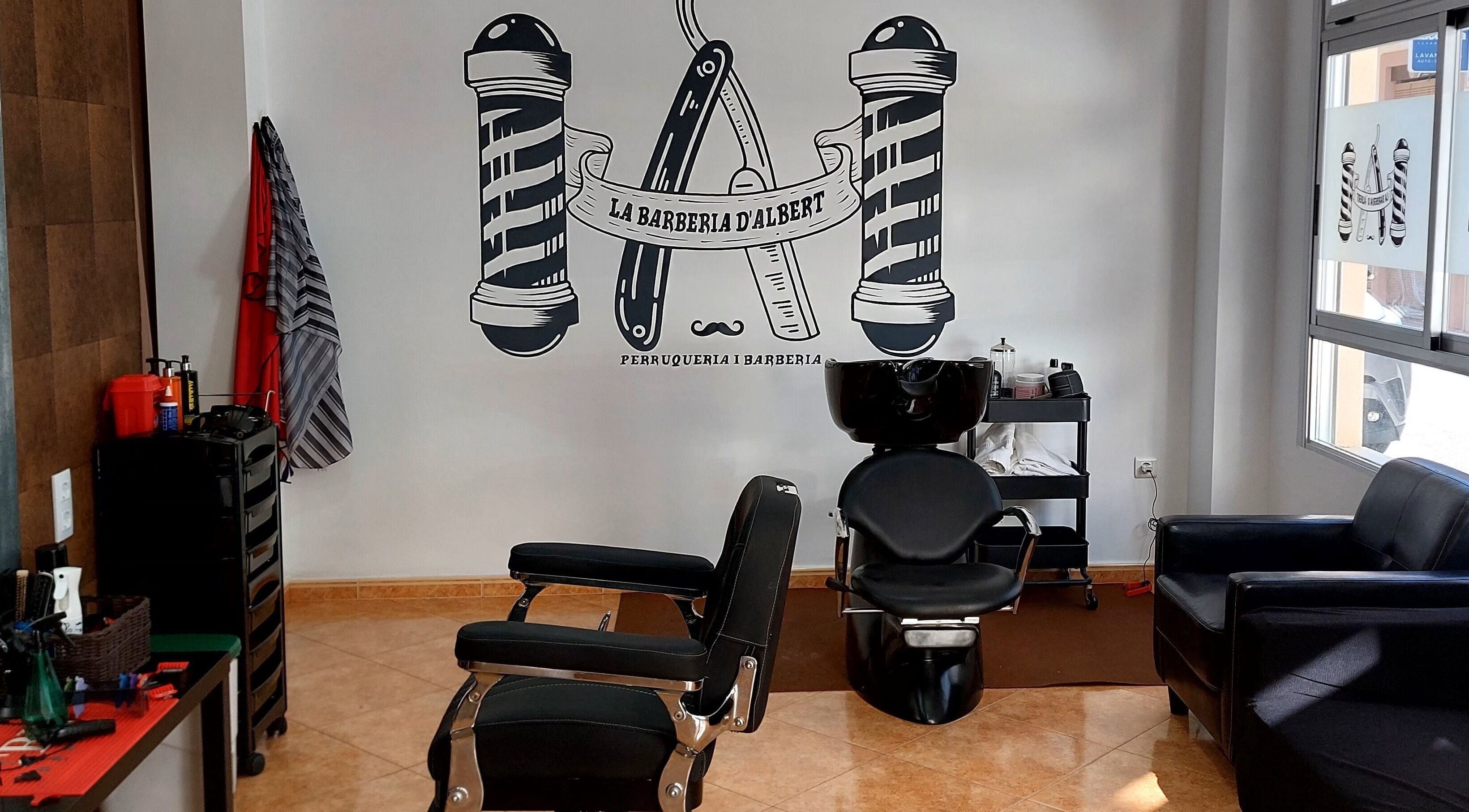 Interior de La Barberia D'albert en Corbera de Alzira, Comunidad Valenciana, ES, mostrando sillas y decoración clásica.