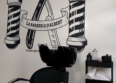 Interior de La Barberia D'albert en Corbera de Alzira, Comunidad Valenciana, ES con silla de estilista.