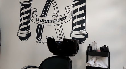 Interior de La Barberia D'albert en Corbera de Alzira, Comunidad Valenciana, ES con silla de estilista.