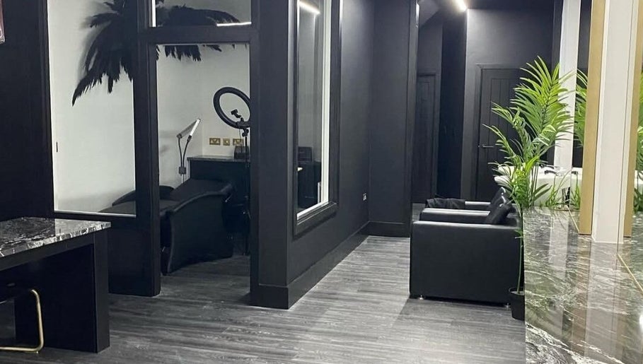 Eleganckie wnętrze studia Justyna Gierej, Royton, England, GB z nowoczesnym czarnym wystrojem.