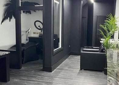 Eleganckie wnętrze studia Justyna Gierej, Royton, England, GB z nowoczesnym czarnym wystrojem.