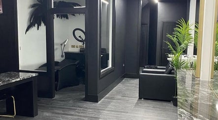 Wnętrze eleganckiego salonu Justyna Gierej w Royton, England, GB. Nowoczesne wyposażenie i stylowe dekoracje.