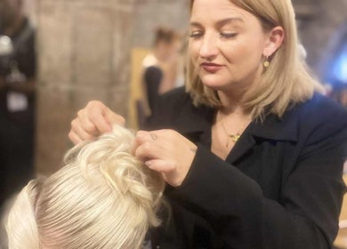 Stylistka tworzy elegancką fryzurę w Justyna Gierej, Royton, England, GB.