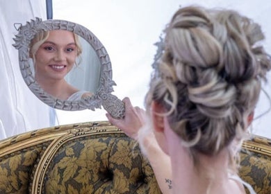 Kobieta z fryzurą ślubną patrzy w lustro w Justyna Gierej, Royton, England, GB.