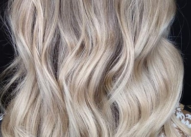 Eleganckie blond fale z Justyna Gierej w Royton, England, GB.