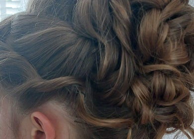 Eleganckie upięcie włosów stworzone w salonie Justyna Gierej, Royton, England, GB.