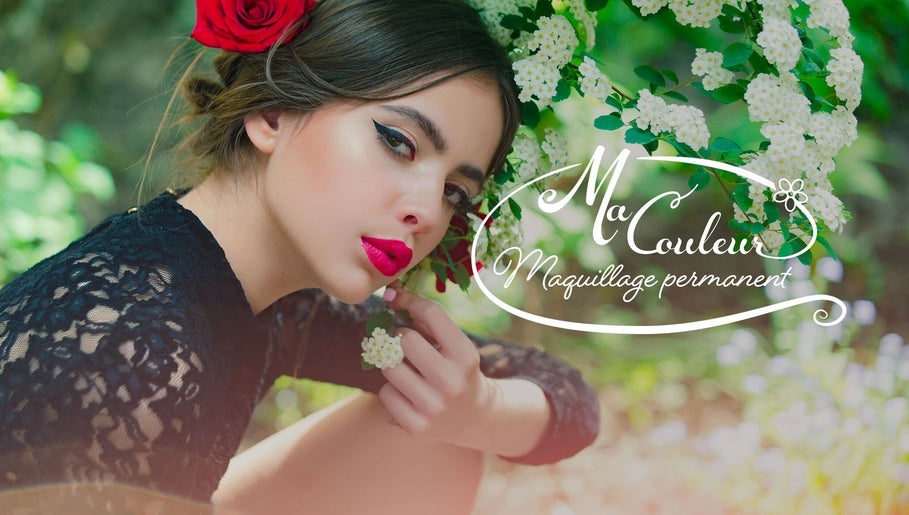 Femme avec maquillage élégant à Ma Couleur Maquillage Permanent, Sherbrooke, Québec, CA, entourée de fleurs blanches.