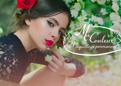 Femme avec maquillage élégant à Ma Couleur Maquillage Permanent, Sherbrooke, Québec, CA, entourée de fleurs blanches.