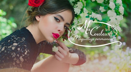 Femme avec maquillage élégant à Ma Couleur Maquillage Permanent, Sherbrooke, Québec, CA, entourée de fleurs blanches.