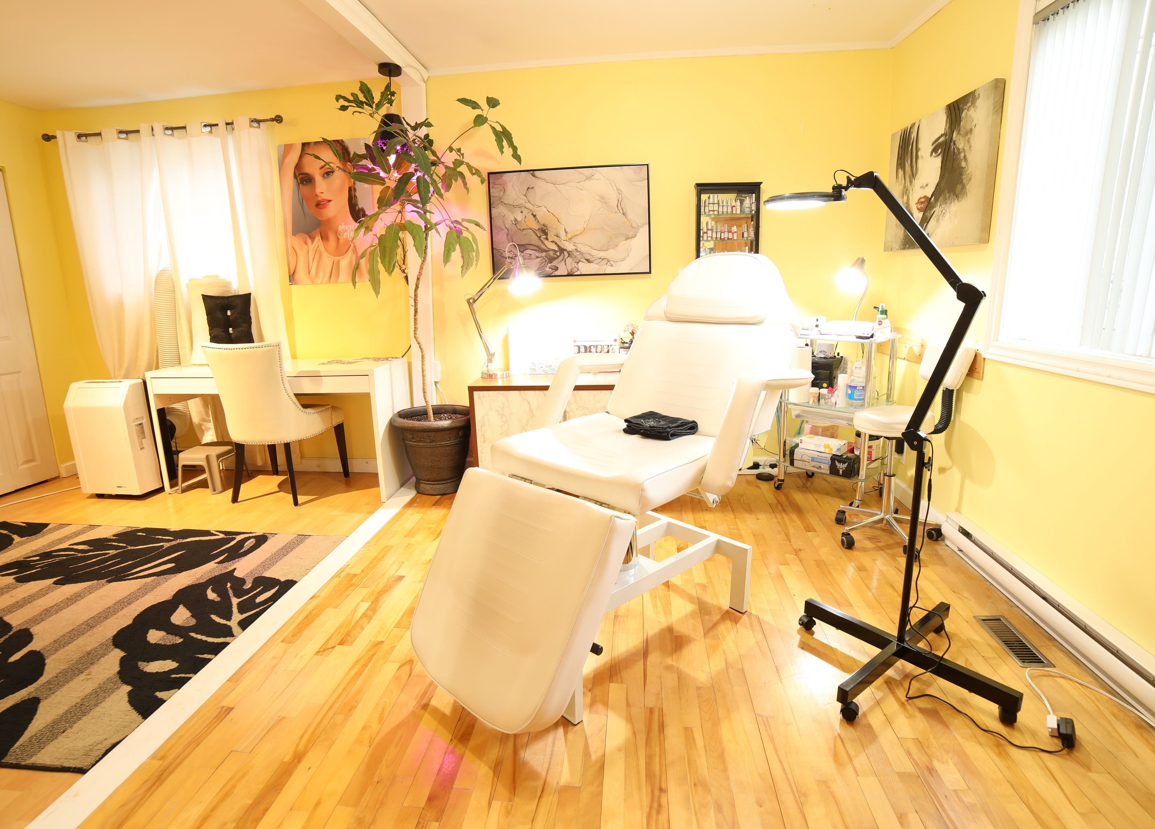 Salle lumineuse de Ma Couleur Maquillage Permanent à Sherbrooke, Québec, CA, offrant un cadre relaxant.