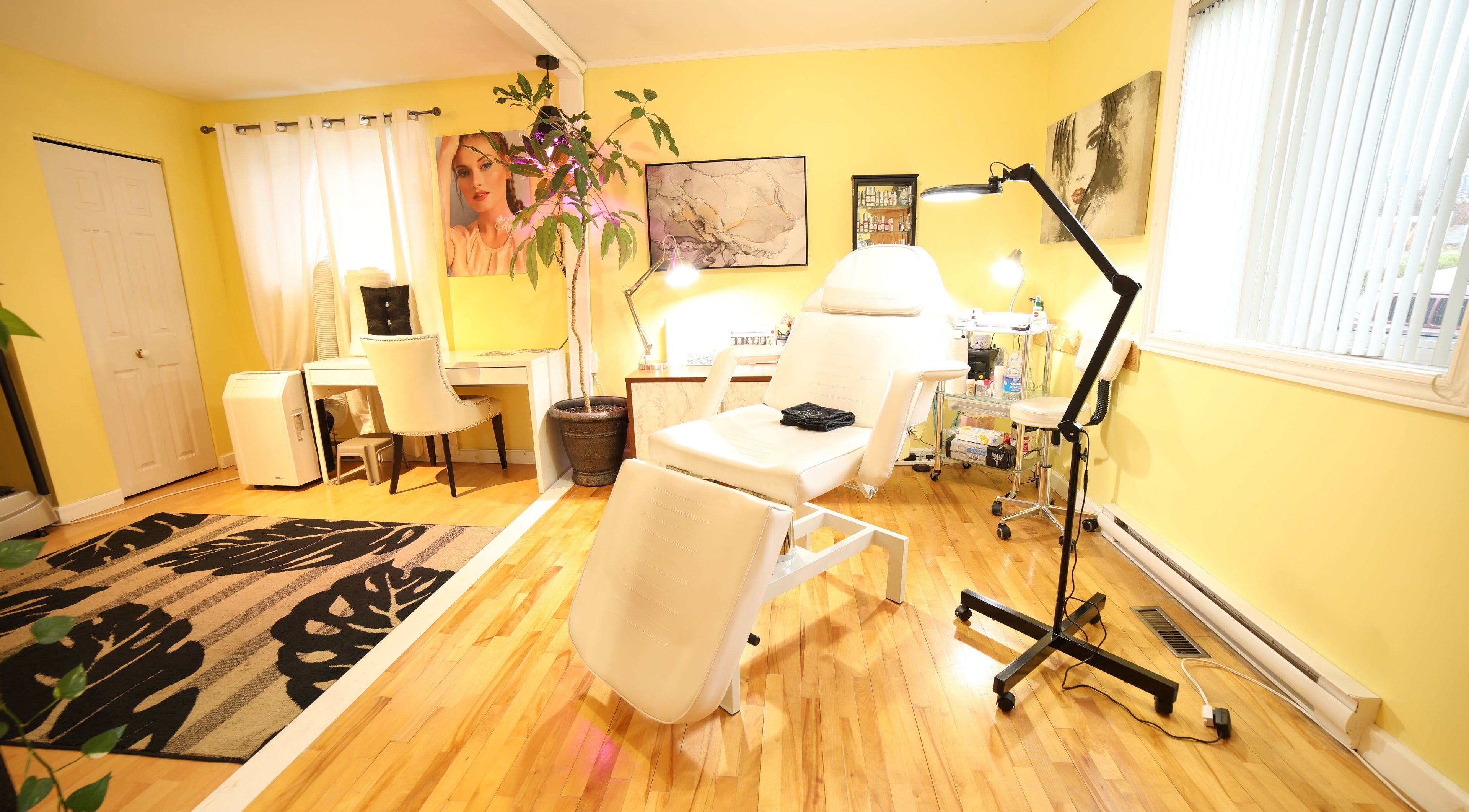 Salle lumineuse de Ma Couleur Maquillage Permanent à Sherbrooke, Québec, CA, offrant un cadre relaxant.