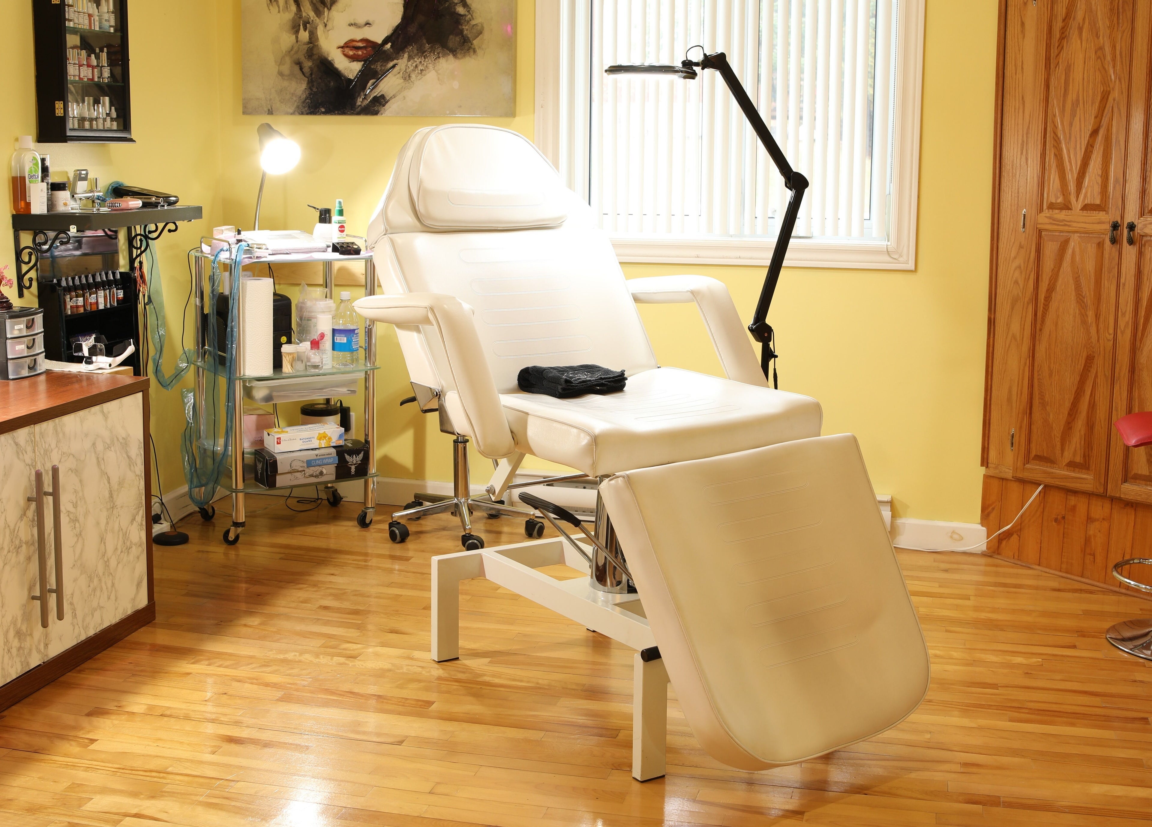 Intérieur élégant du salon Ma Couleur Maquillage Permanent, à Sherbrooke, Québec, CA, avec chaise blanche.