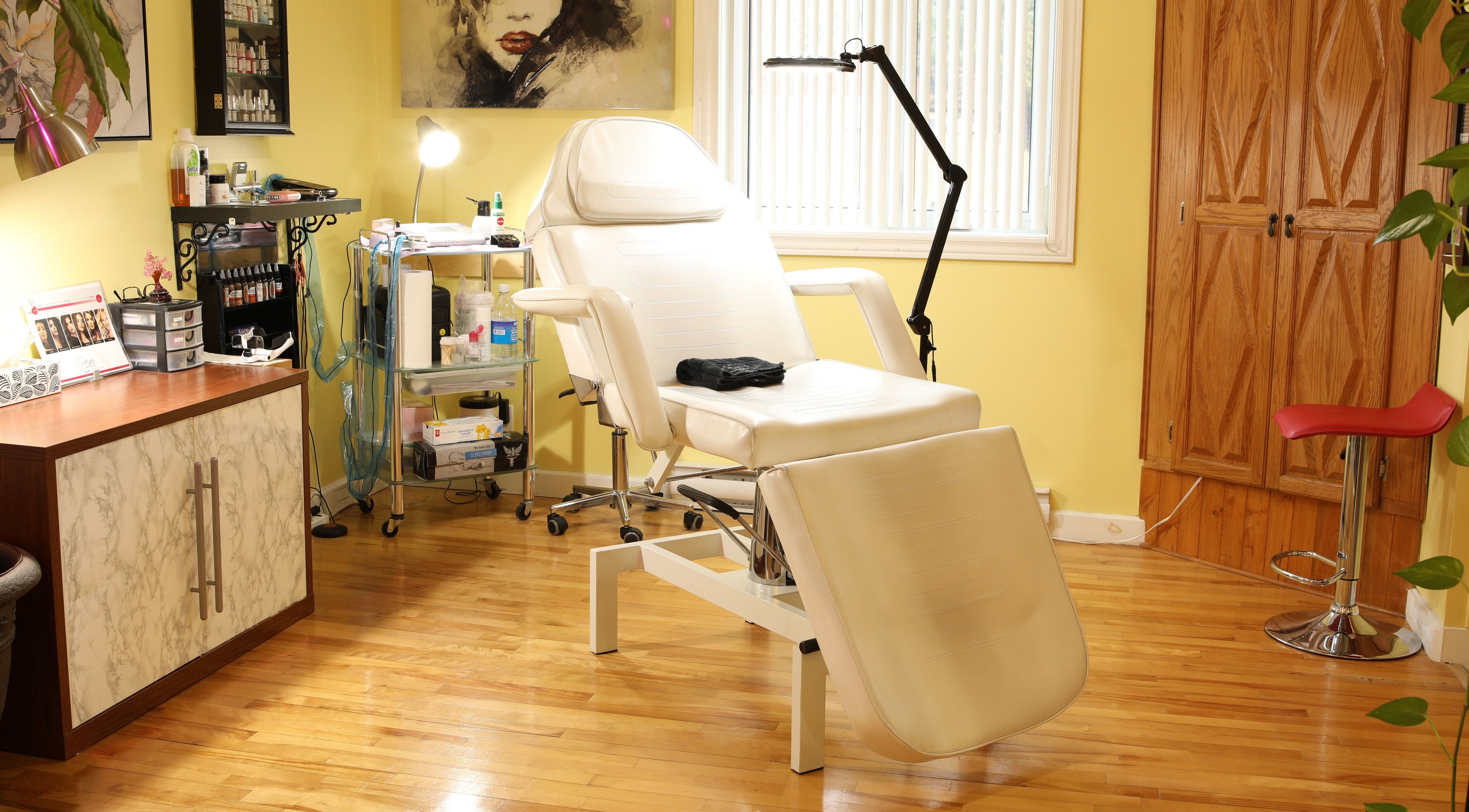 Intérieur élégant du salon Ma Couleur Maquillage Permanent, à Sherbrooke, Québec, CA, avec chaise blanche.