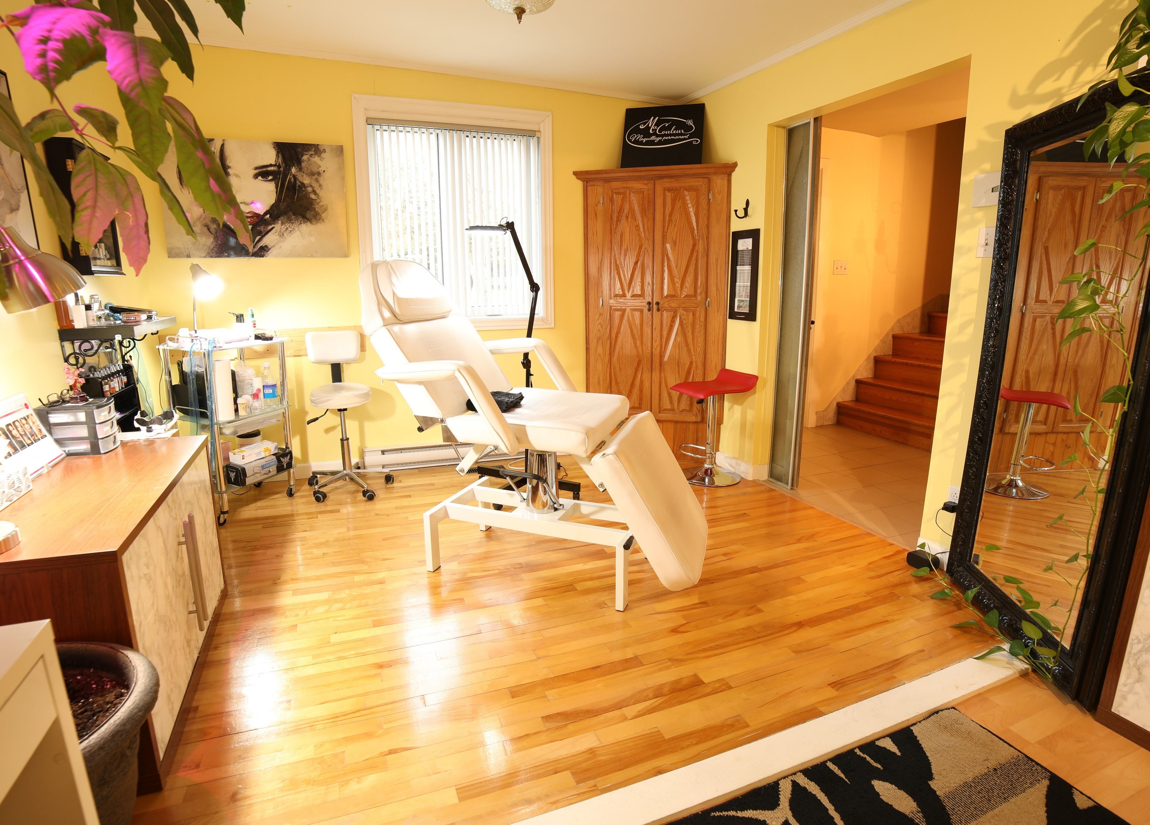 Intérieur lumineux de Ma Couleur Maquillage Permanent, Sherbrooke, Québec, CA avec un mobilier élégant.