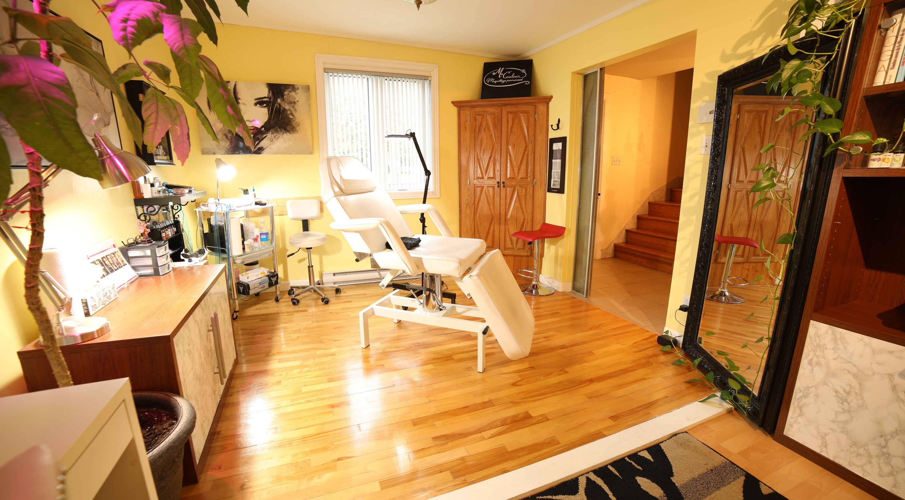 Intérieur lumineux de Ma Couleur Maquillage Permanent, Sherbrooke, Québec, CA avec un mobilier élégant.