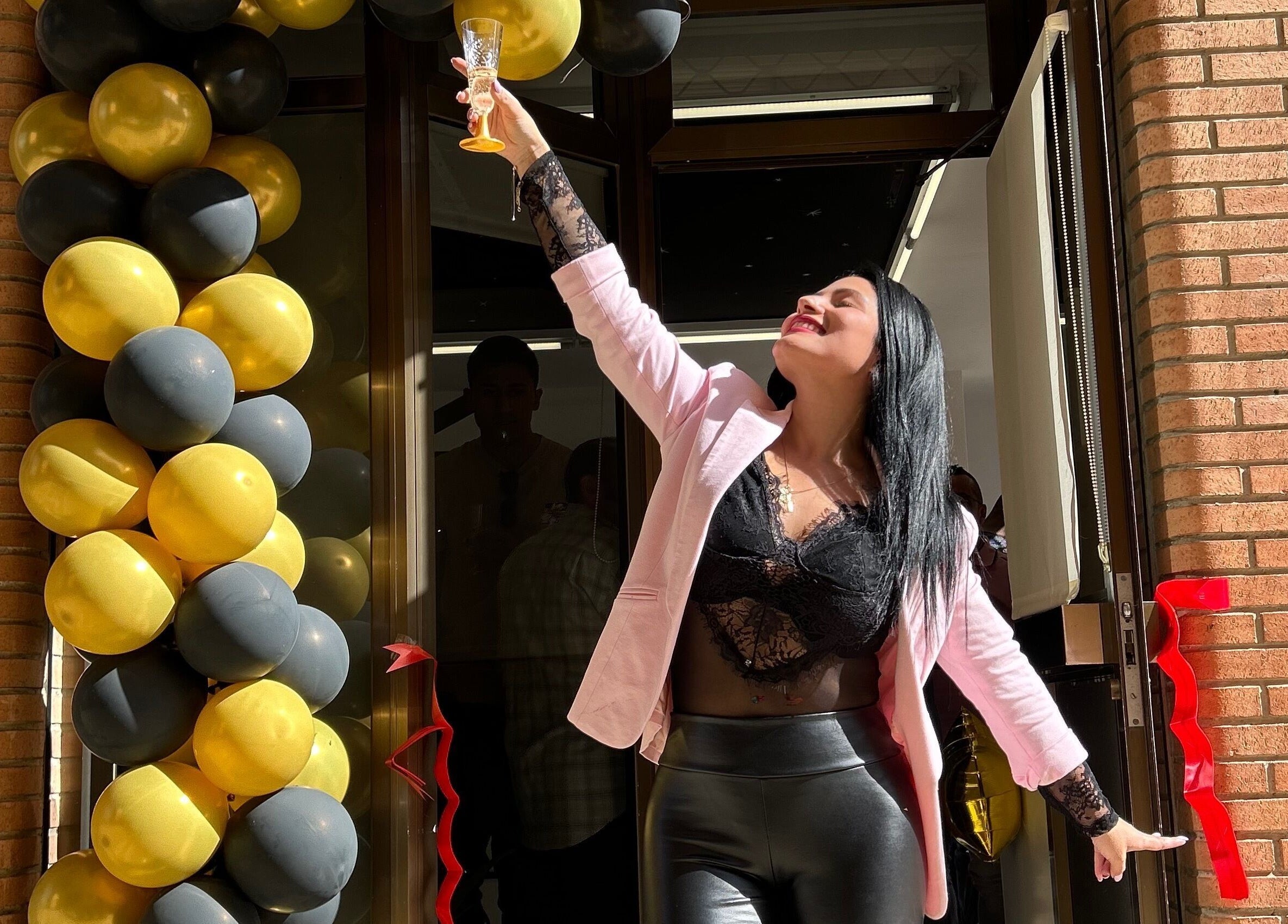 Celebración inaugural en Dayana Leon, Huesca, Aragón, ES, con decoración de globos y brindis festivo.