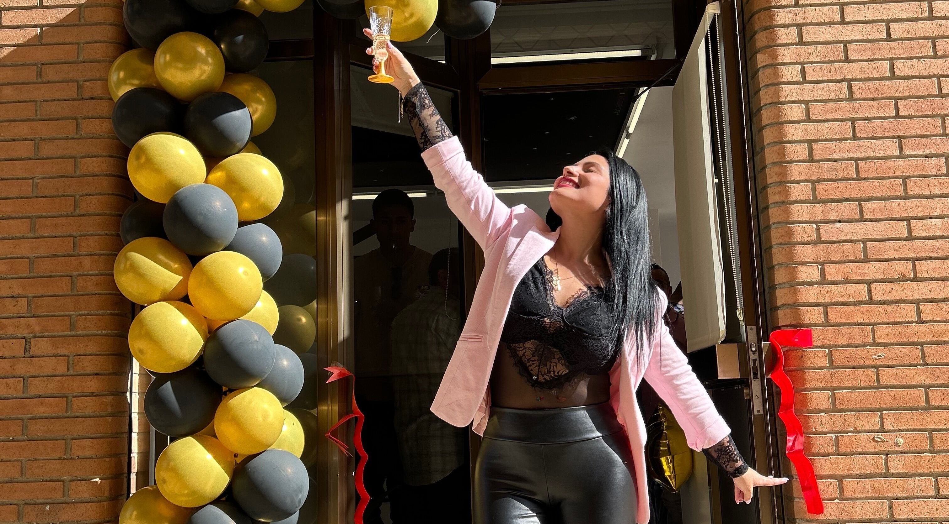 Celebración inaugural en Dayana Leon, Huesca, Aragón, ES, con decoración de globos y brindis festivo.
