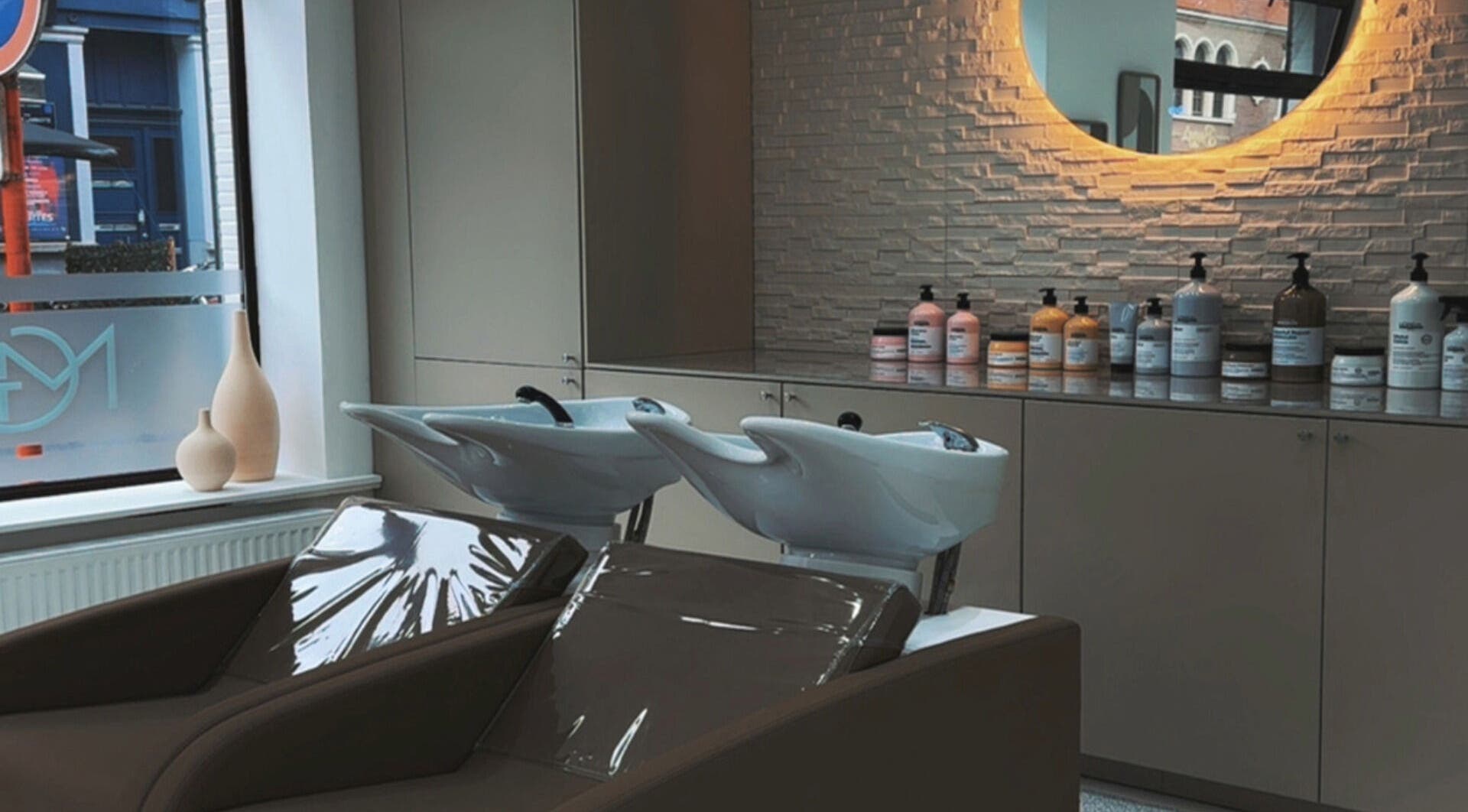 Intérieur moderne et élégant de MG Hairdresser à Schaerbeek, Bruxelles, BE, avec équipement professionnel.