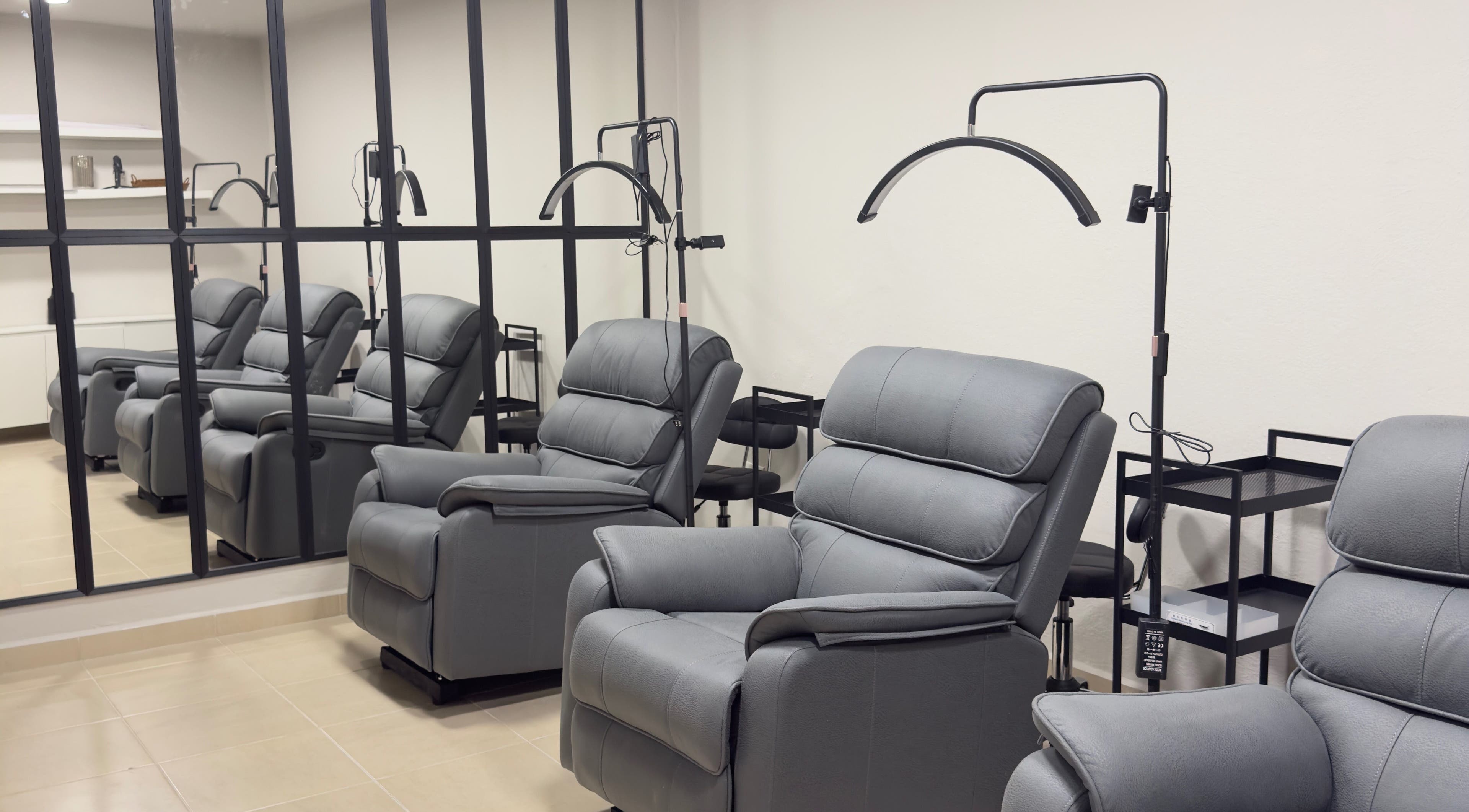 Sillas de relax en Olivia Studio, Mérida, Yucatán, MX, ofreciendo confort y estilo moderno.