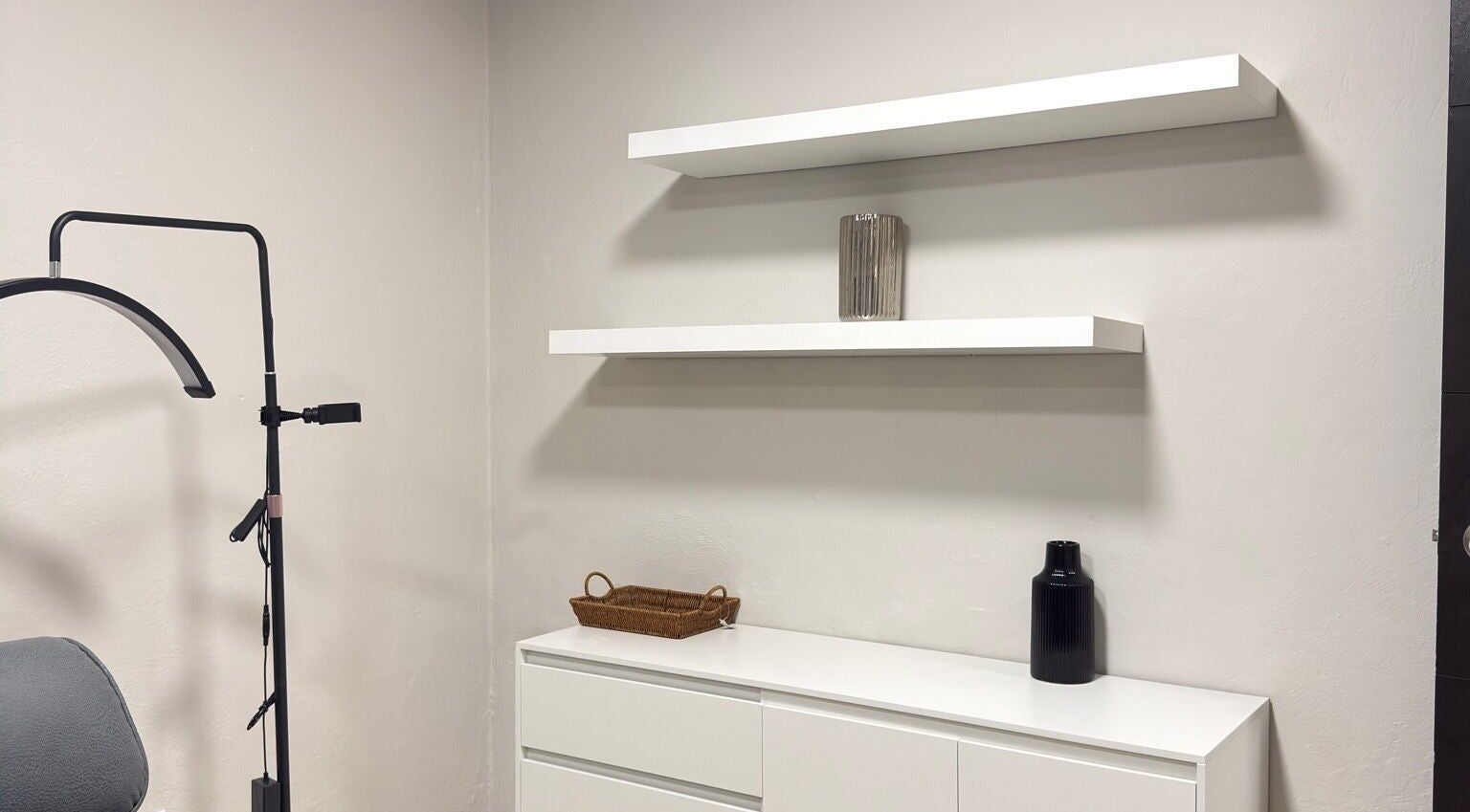 Espacio minimalista en Olivia Studio, Mérida, Yucatán, MX, con estantes blancos y decoración moderna.