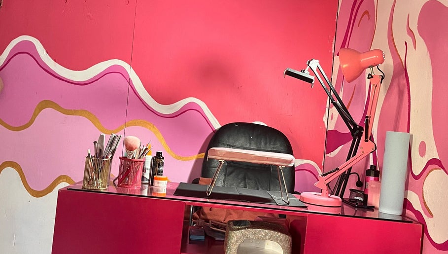 RILY STUDIO Clinic's vibrant pink beauty station in Nuevo Laredo, Tamaulipas, MX, with tools and decor.