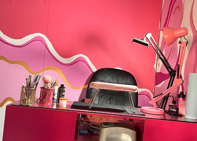 RILY STUDIO Clinic's vibrant pink beauty station in Nuevo Laredo, Tamaulipas, MX, with tools and decor.